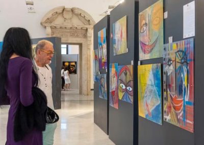 Exposition en Sicilie de l’artiste contemporain Andreas Toto Tscherrig tenue au Museo Moncada (Caltanissetta), à l’occasion du Prix Museo Moncada 2026